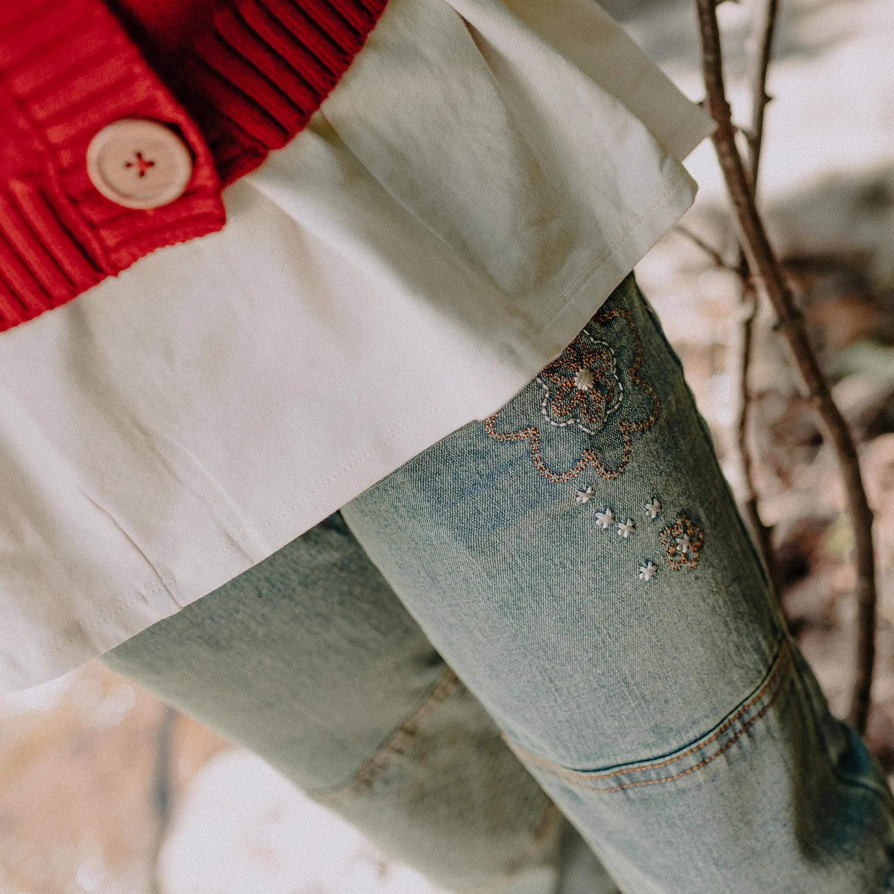 Cardigan rouge de maille en polyester recyclé, enfant || Red knitted cardigan in recycled polyester, child