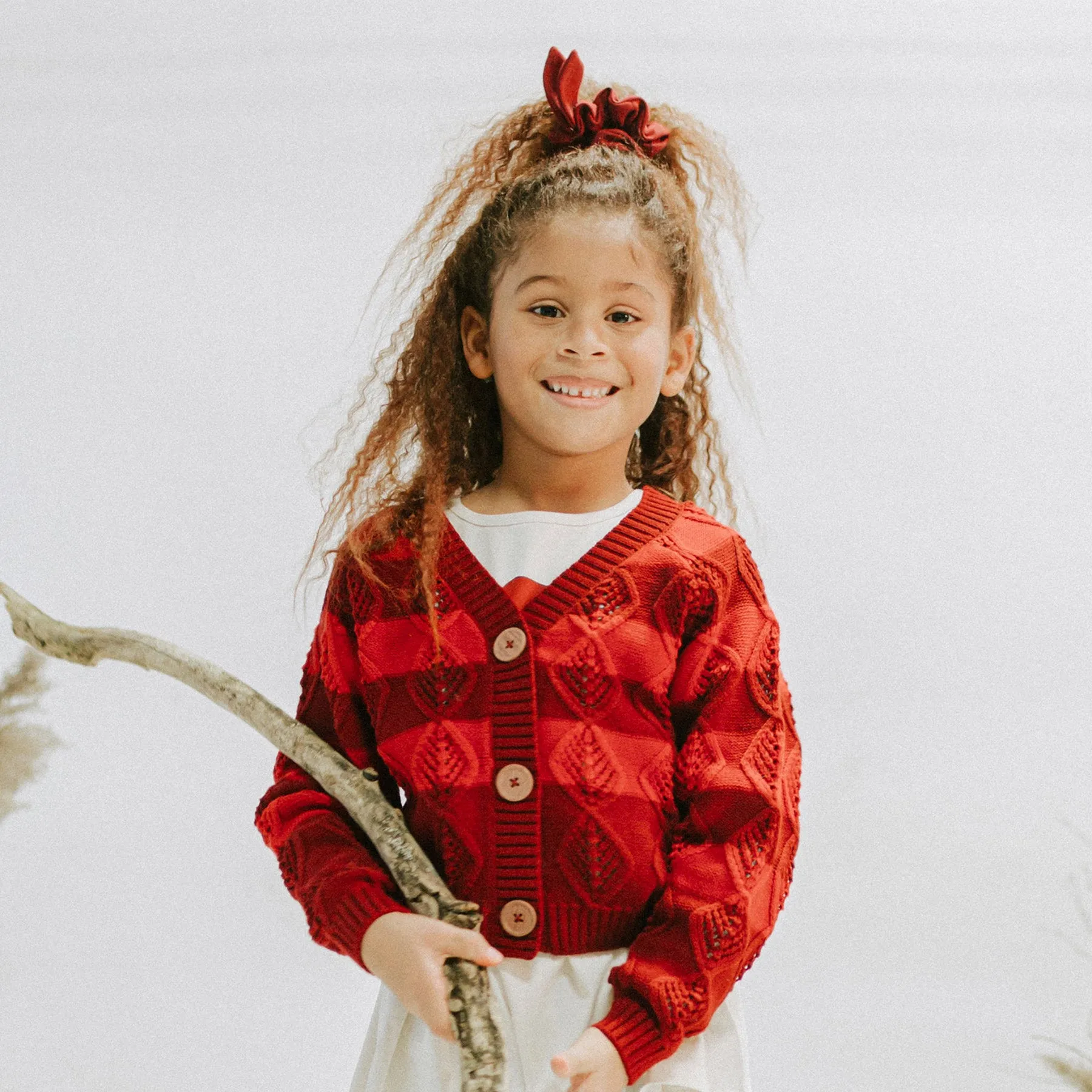 Cardigan rouge de maille en polyester recyclé, enfant || Red knitted cardigan in recycled polyester, child