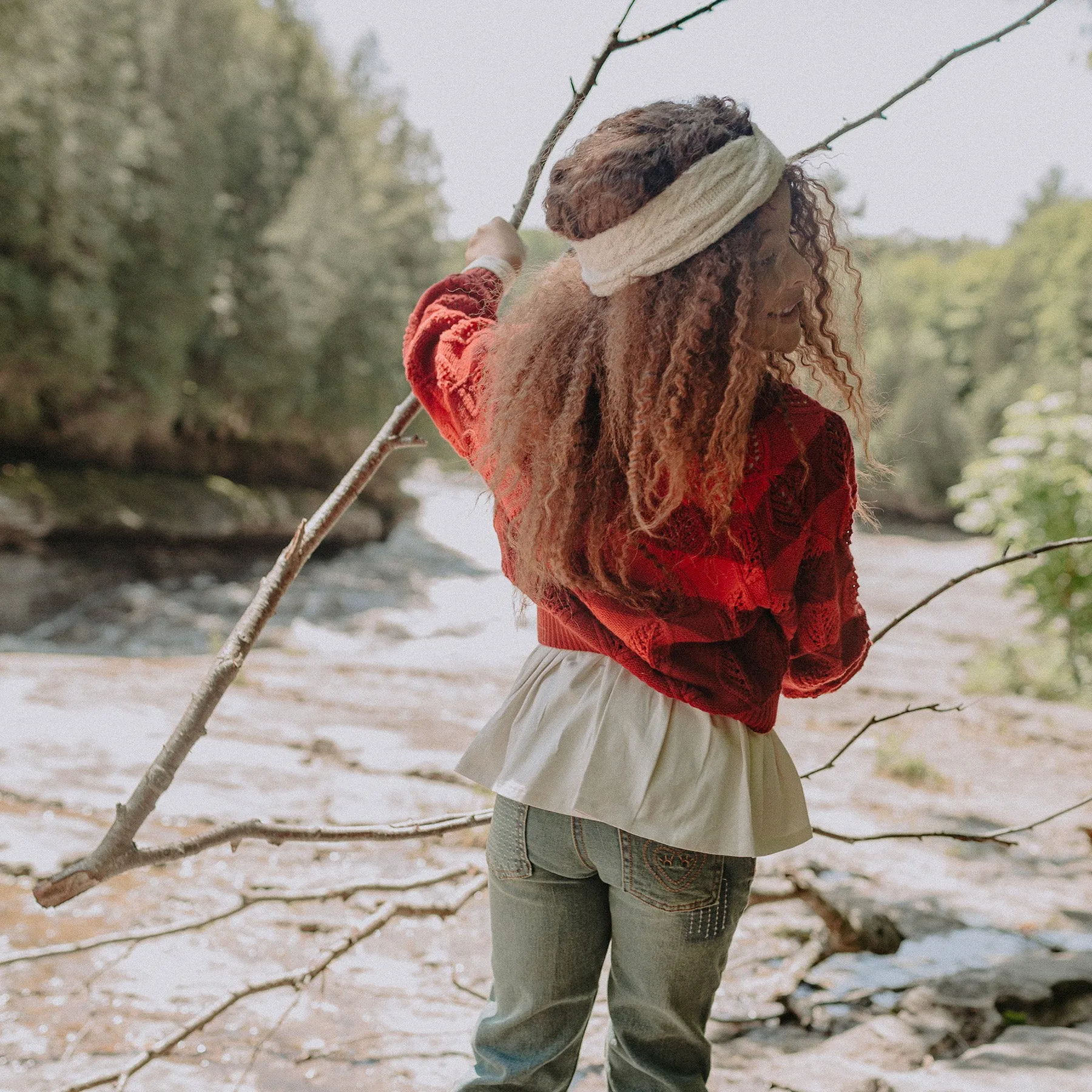 Cardigan rouge de maille en polyester recyclé, enfant || Red knitted cardigan in recycled polyester, child