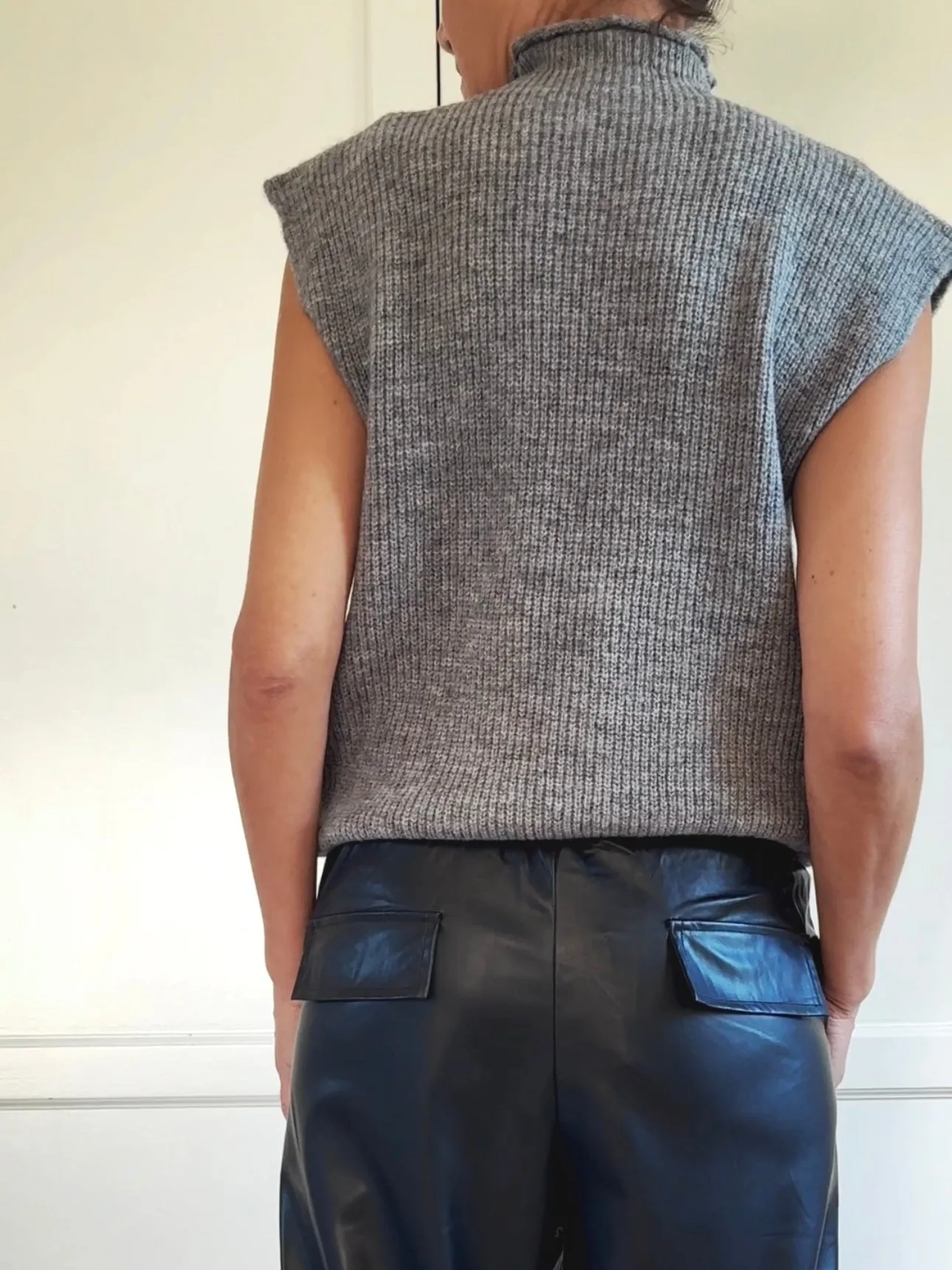 KNIT VEST WITH HIGH NECK - GREY